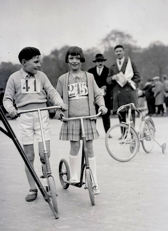 Melle Dubois (numéro 215) au départ d'une course de trottinettes le 19 avril 1931