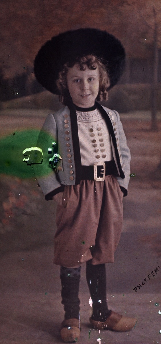 Enfant breton - cornouaille  - autochrome (c 1920)